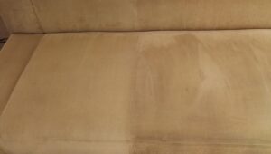 Čalouněné sofa v Gucci obchodu po vyčištění