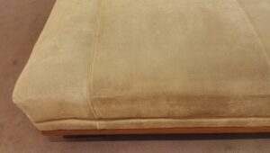 Čalouněné sofa v Gucci obchodu před čištěním
