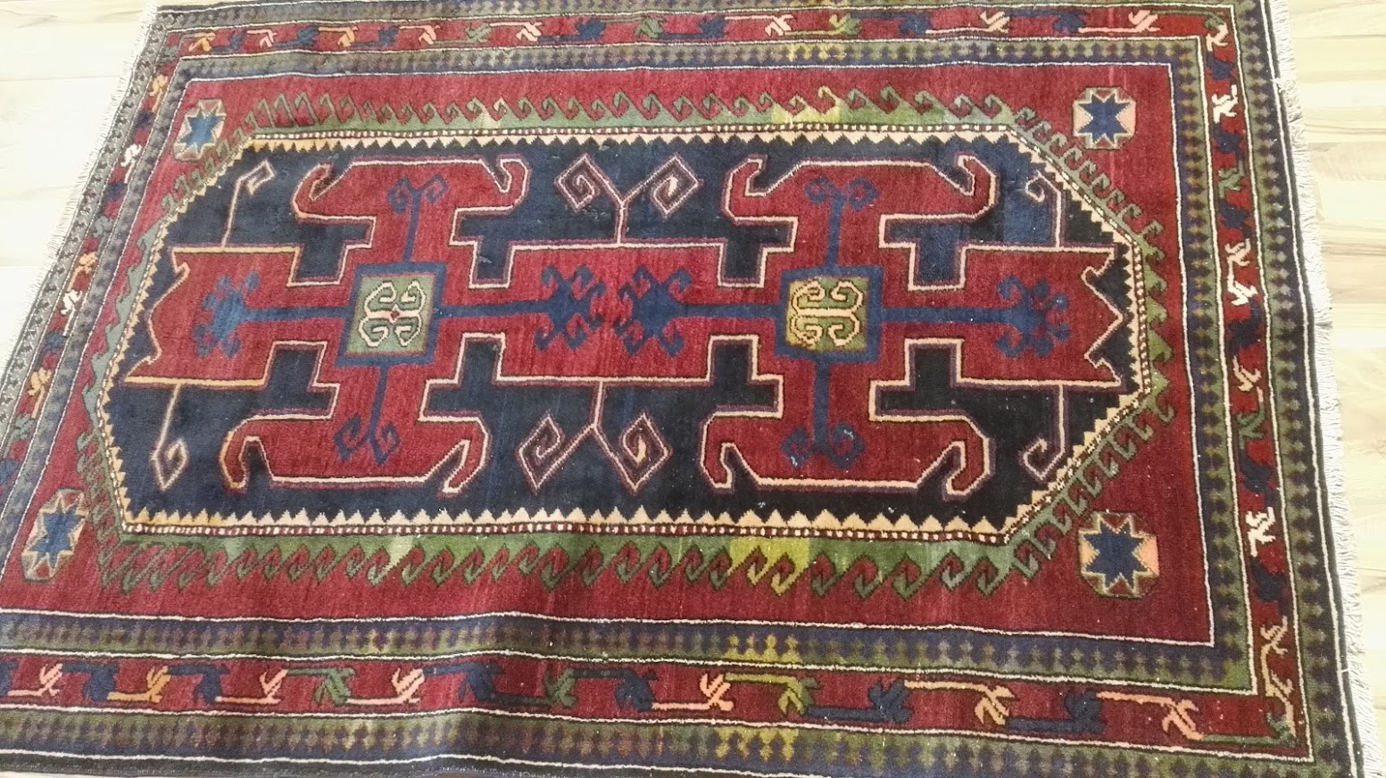Perský vlněný koberec před čištěním
