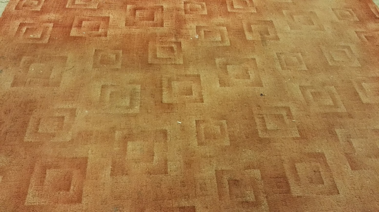 Položený koberec před čištěním