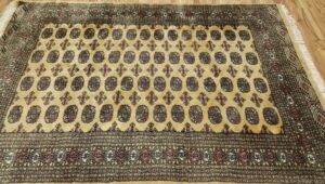 Vlněný perský koberec před čištěním